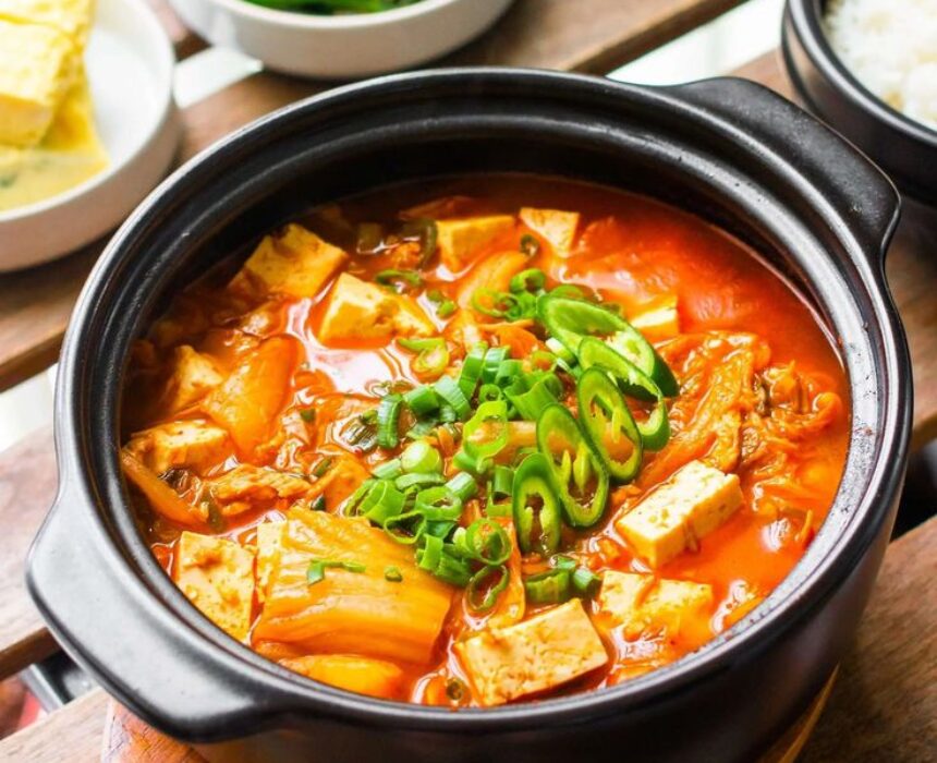 Easy Kimchi Jjigae (Kimchi Stew) _ Cookerru